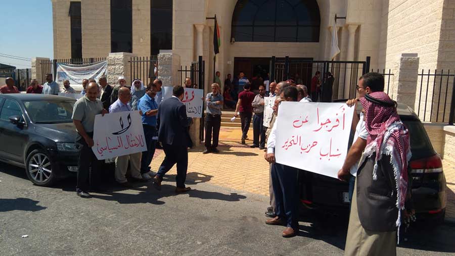 وقفة احتجاجية أمام محكمة دورا للمطالبة بالإفراج عن شباب حزب التحرير المعتقلين لدى السلطة