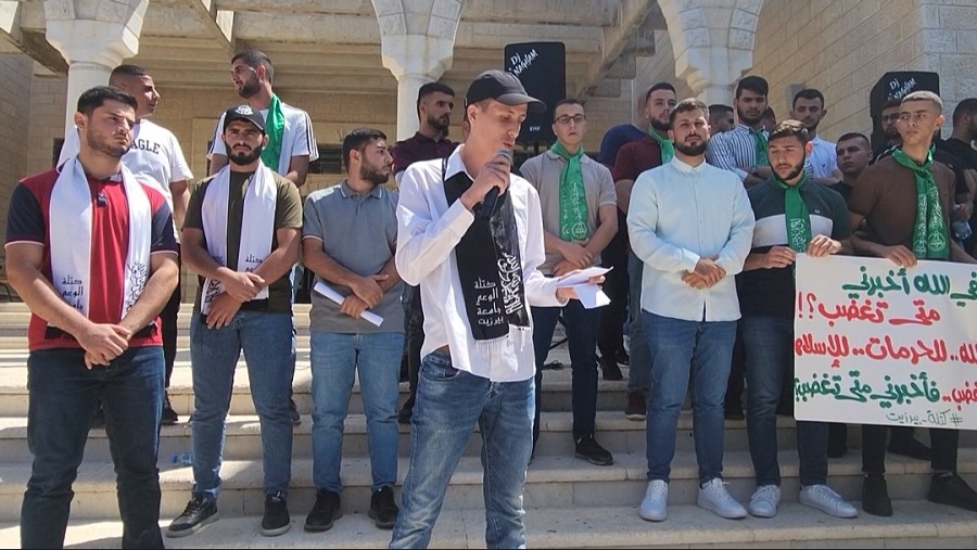كتلة الوعي في جامعة بيرزيت تشارك في وقفة غضب عقب الاعتداء على حرائر فلسطين