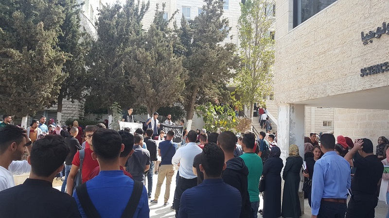 كتلة الوعي في جامعة الخليل وأبو ديس وبيرزيت تنظم وقفة احتجاجية حول إقامة حفلات مشبوهة في بعض الجامعات