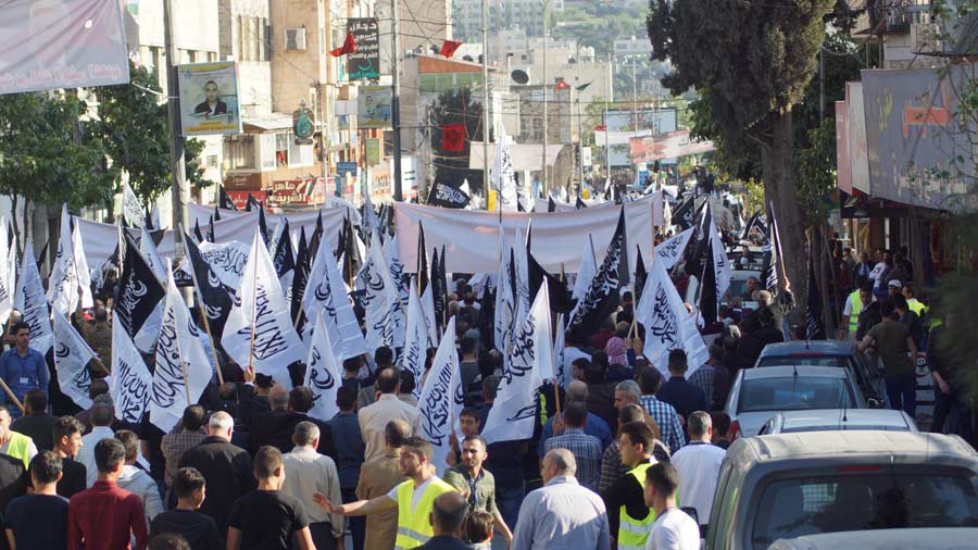 بحشود ضخمة وهتافات مجلجلة مطالبة بإعادة الخلافة انطلقت مسيرة حزب التحرير في الخليل